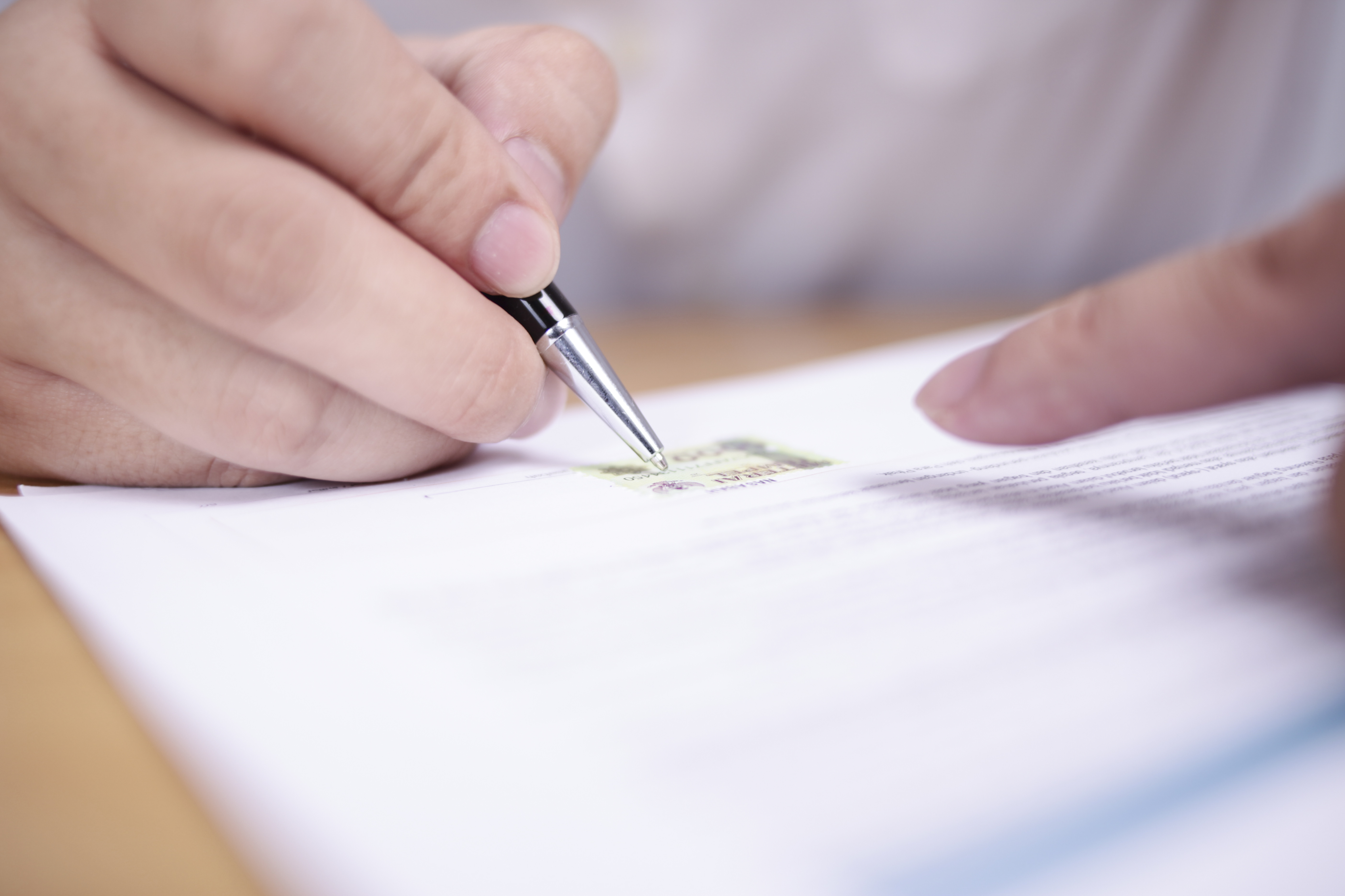 businessman-signing-contract